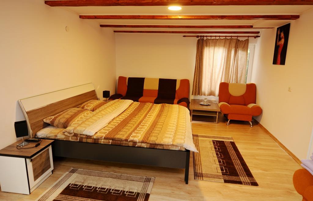 Route 66 Hotel Hátszeg Szoba fotó